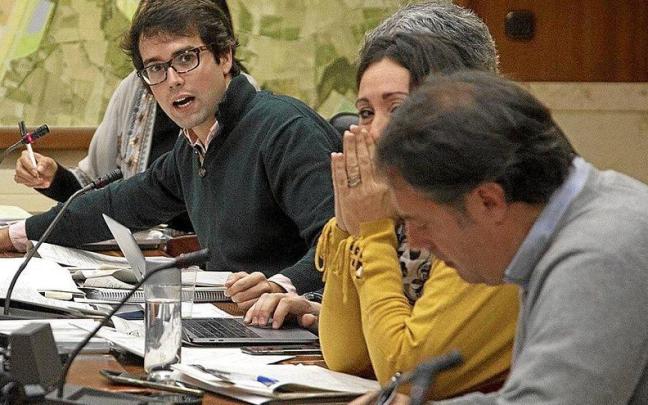 Iñaki García Calvo toma la palabra en una comisión durante su etapa como concejal del PP