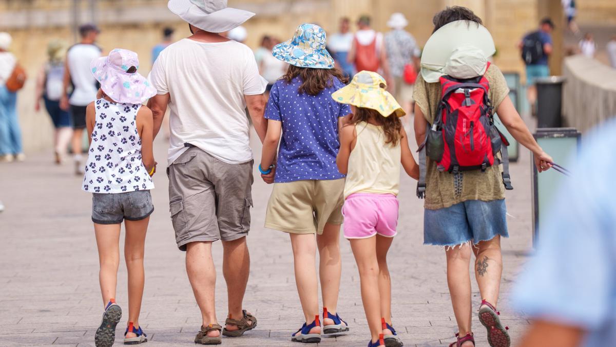 Turistas se protegen del calor.