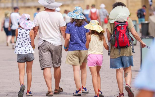 Turistas se protegen del calor.