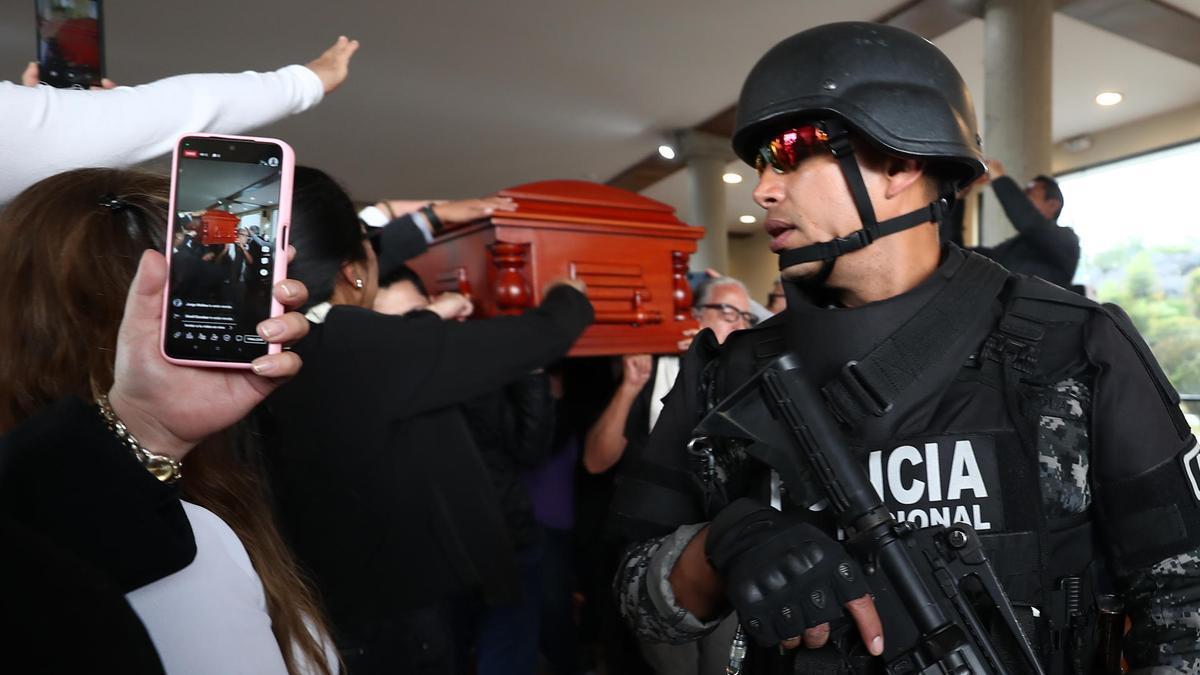 Policías custodian la salida del féretro del candidato presidencial Fernando Villavicencio