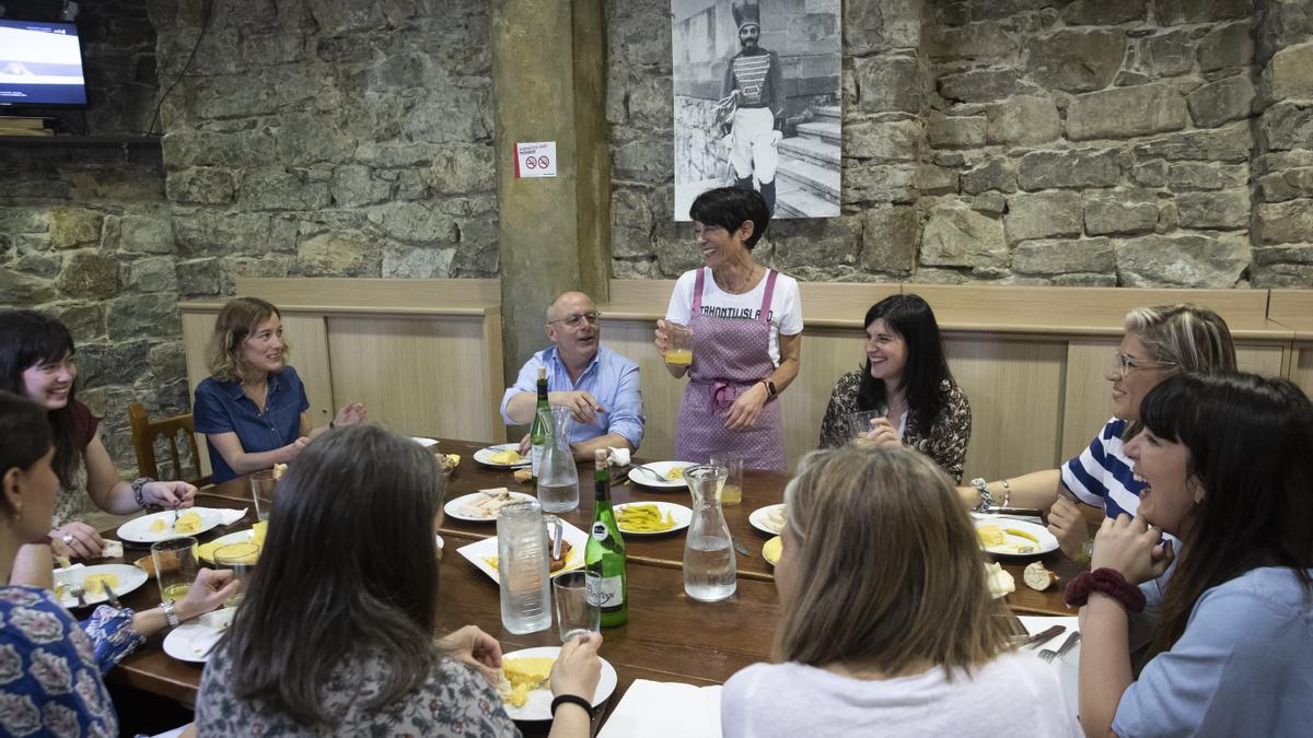 Los candidatos de EH Bildu a diputada general de Gipuzkoa y a la alcaldía de Donostia, Maddalen Iriarte y Juan Karlos Izagirre