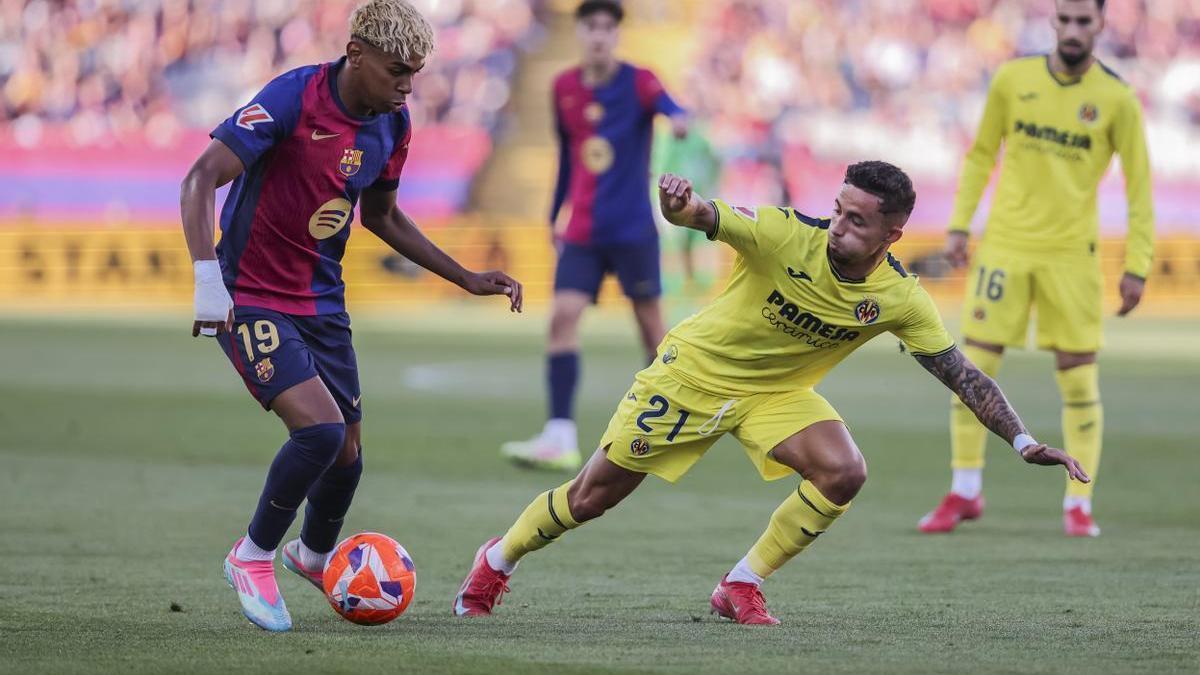 Lamine Yamal dirige el balón ante Yeremy Pino durante el último duelo disputado entre el Barcelona y el Villarreal.
