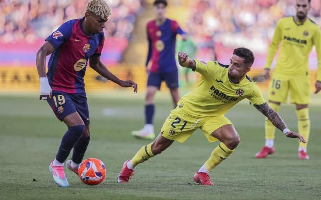 Lamine Yamal dirige el balón ante Yeremy Pino durante el último duelo disputado entre el Barcelona y el Villarreal.