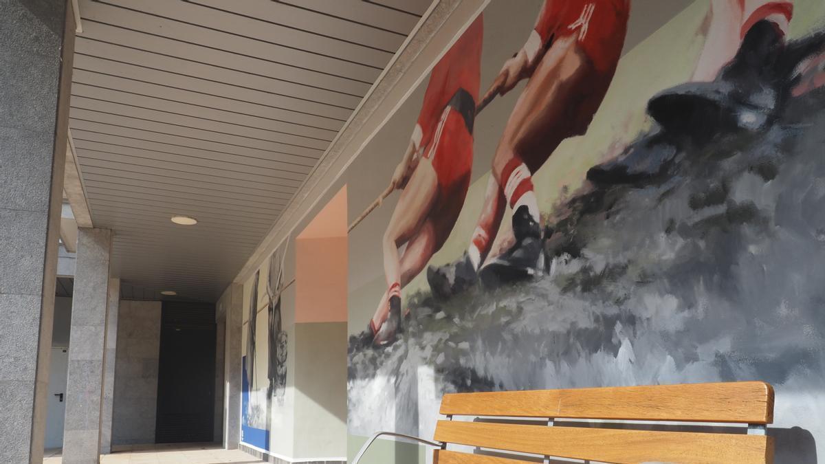 Un mural de 'Udatxo' adorna la fachada del local social de Nuarbe inaugurado esta semana.