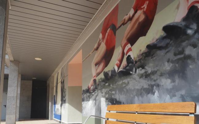 Un mural de 'Udatxo' adorna la fachada del local social de Nuarbe inaugurado esta semana.
