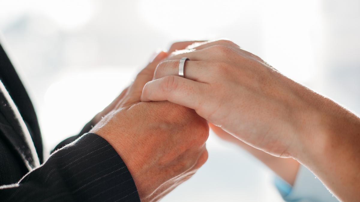 Una pareja celebra su matrimonio