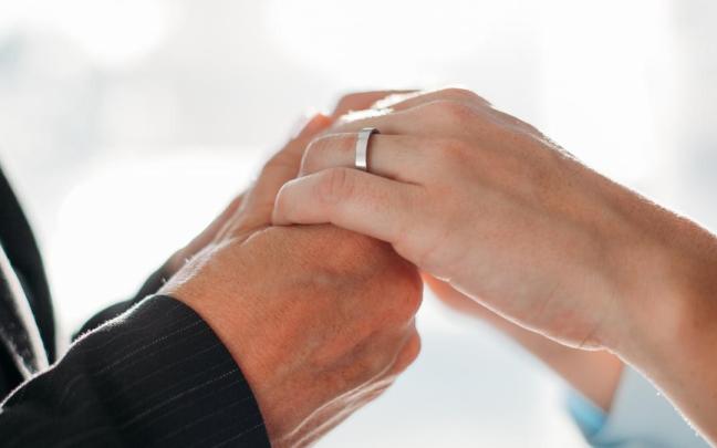 Una pareja celebra su matrimonio