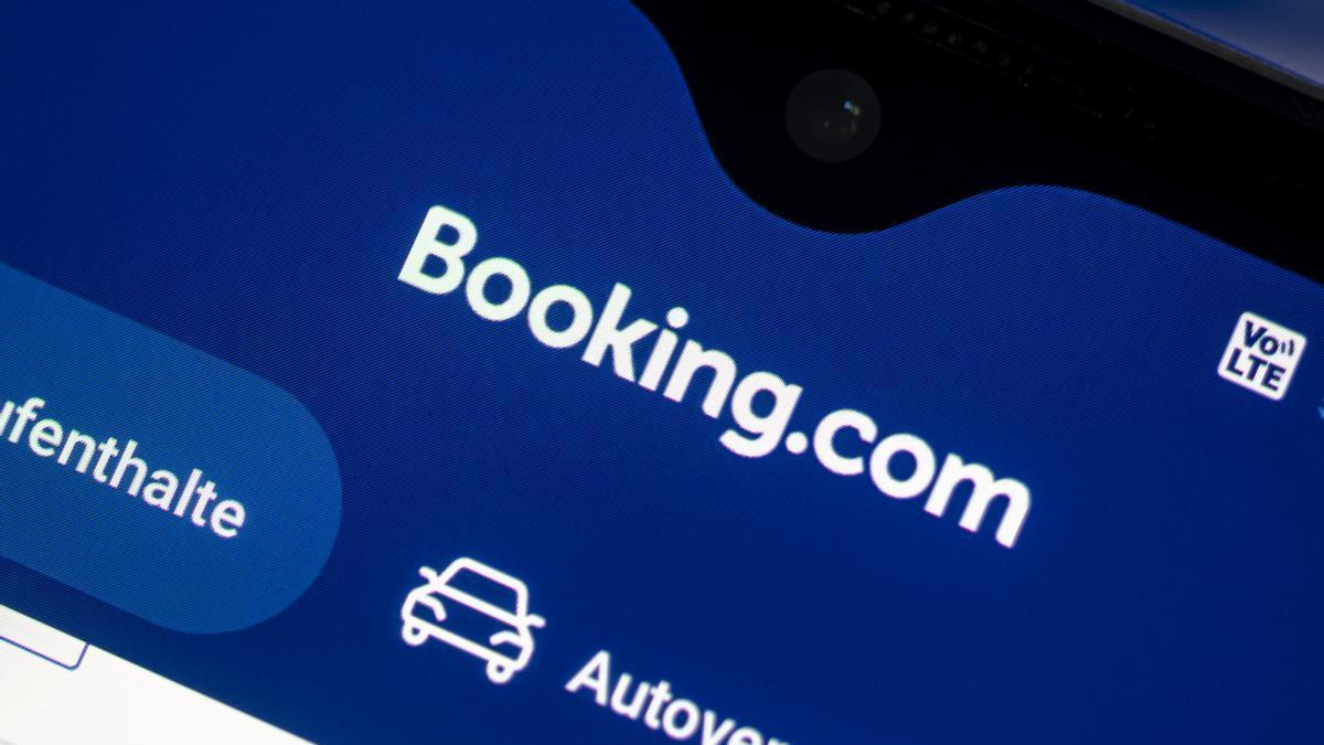 La 'app' de Booking en un teléfono móvil.