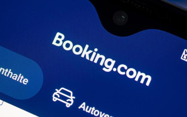 La 'app' de Booking en un teléfono móvil.