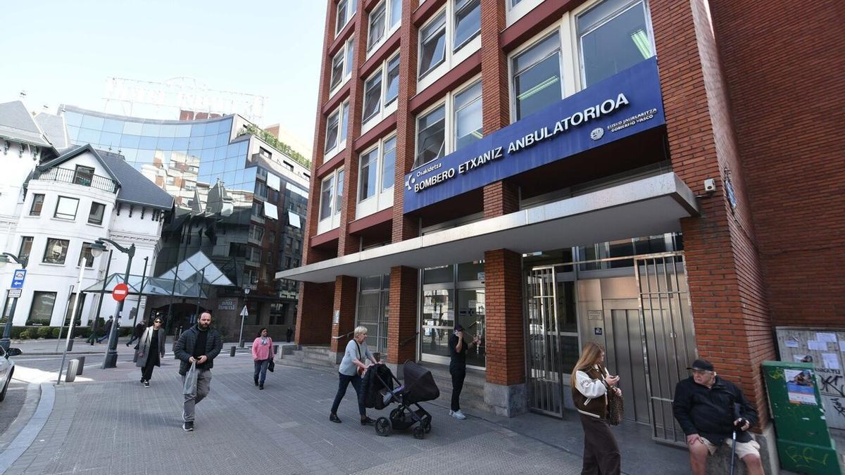 Varias personas pasan frente a un centro de salud de Osakidetza en el centro de Bilbao