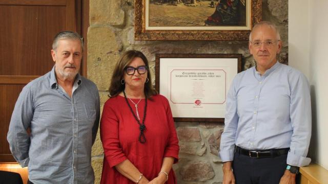 Josemi Antia, EAJ-PNV, Duñike Agirrezabalaga, PSE-EE, e Iñaki Ostolaza, alcalde (EH Bildu), durante el homenaje de este domingo.