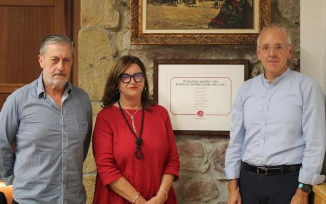 Josemi Antia, EAJ-PNV, Duñike Agirrezabalaga, PSE-EE, e Iñaki Ostolaza, alcalde (EH Bildu), durante el homenaje de este domingo.