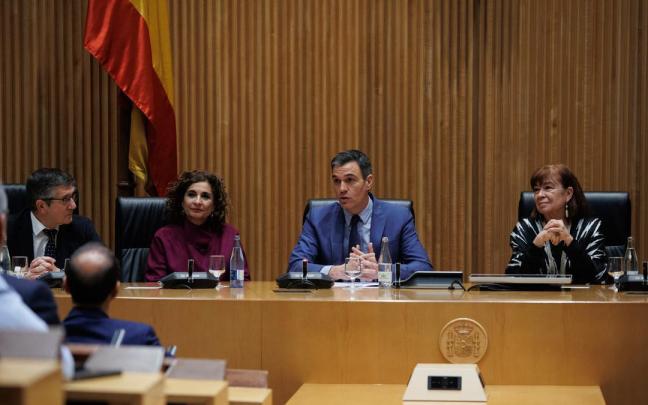 Pedro Sánchez preside una reunión anterior con diputados y senadores socialistas.