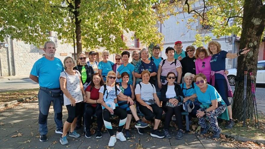 Taldeko argazki bat ibilaldi batean.