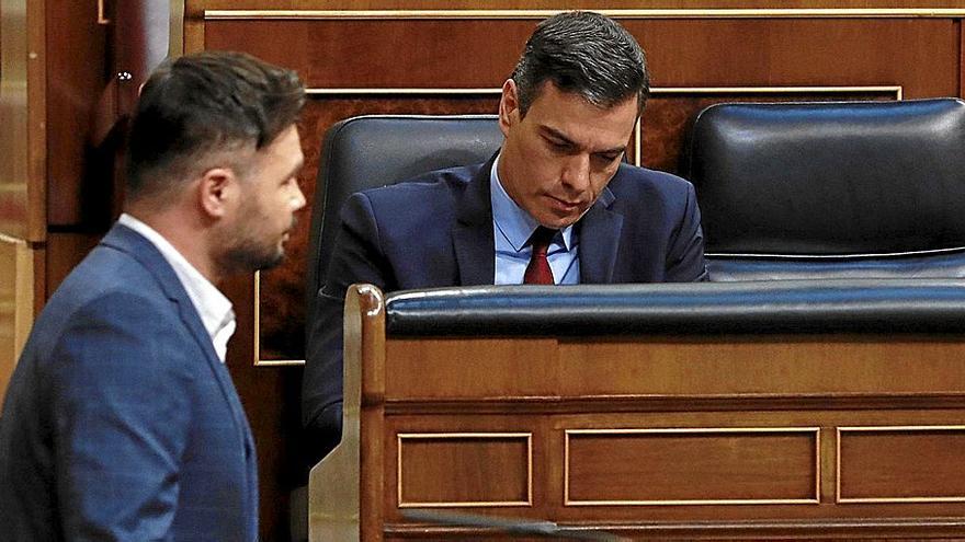 El portavoz de ERC en el Congreso, Gabriel Rufián, pasa por delante de Pedro Sánchez, que en varias ocasiones le negó la amnistía para los encausados por el 1-O. | FOTO: E. PRESS