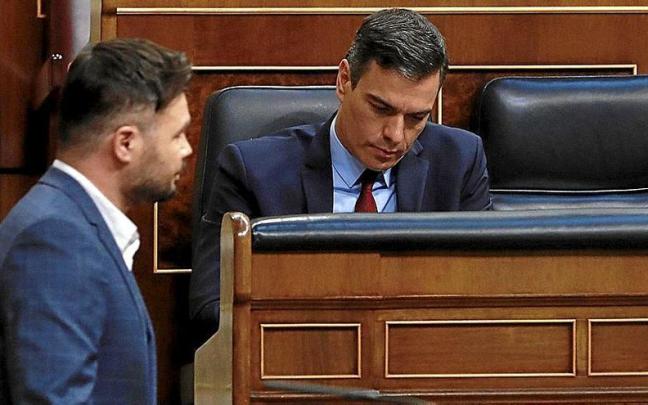 El portavoz de ERC en el Congreso, Gabriel Rufián, pasa por delante de Pedro Sánchez, que en varias ocasiones le negó la amnistía para los encausados por el 1-O. | FOTO: E. PRESS El portavoz de ERC en el Congreso, Gabriel Rufián, pasa por delante de Pedro Sánchez, que en varias ocasiones le negó la amnistía para los encausados por el 1-O. | FOTO: E. PRESS