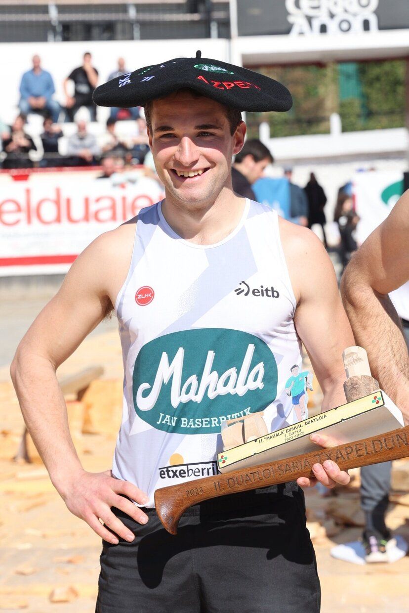 Eneko Salaregi, con la txapela de campeón.