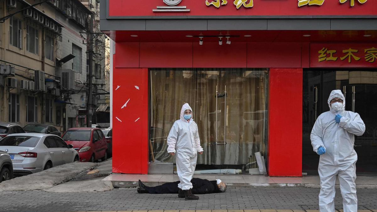 La emergencia internacional de covid se decretó en enero de 2020, cuando sólo se habían declarado un centenar de casos fuera de China.