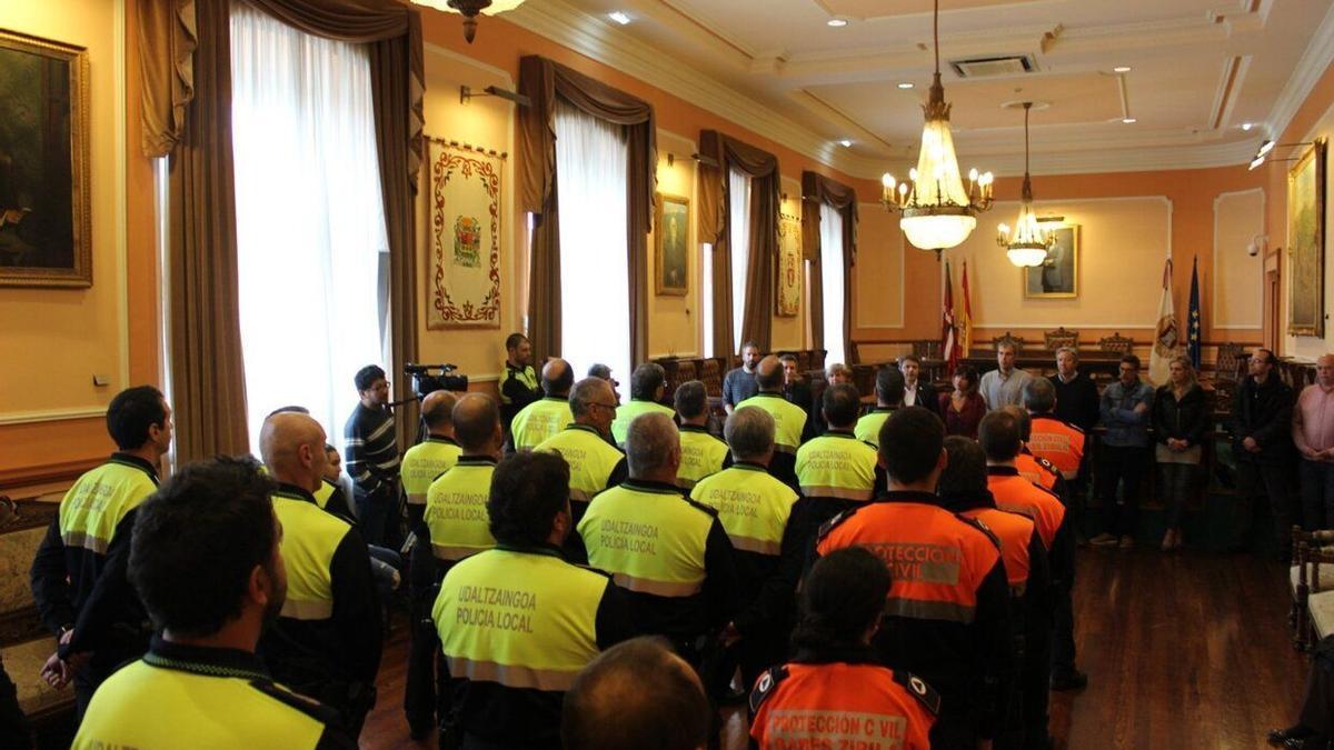 Acto de reconocimiento a agentes de la policía municipal en el consistorio irunés