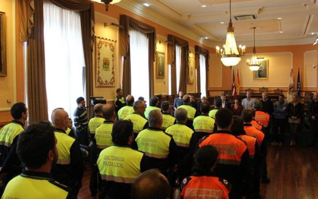 Acto de reconocimiento a agentes de la policía municipal en el consistorio irunés