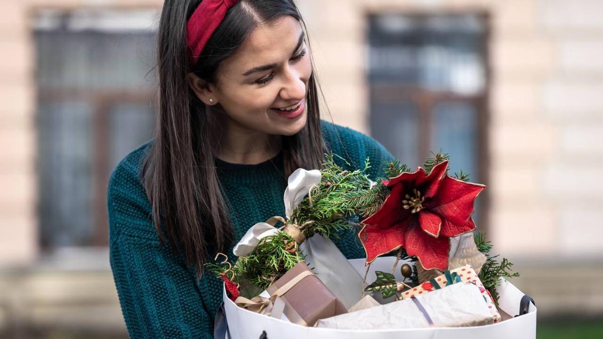 Una mujer recibe una cesta de Navidad en su trabajo