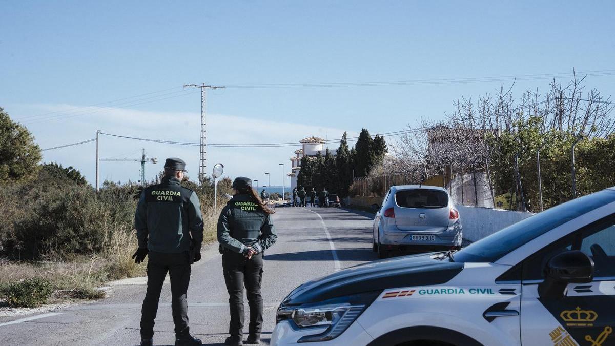 Operativo de la Guardia Civil en los alrededores de la vivienda en Elche.