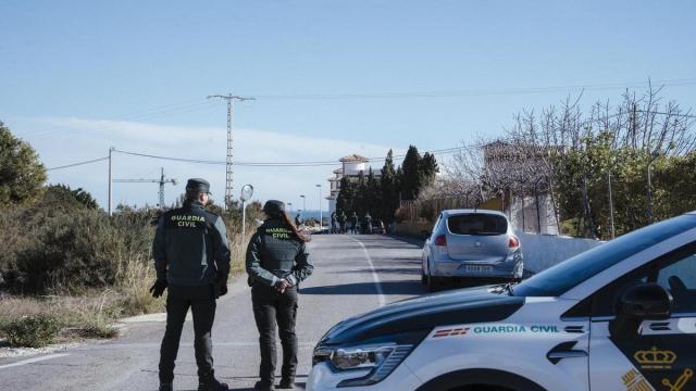 Operativo de la Guardia Civil en los alrededores de la vivienda en Elche.