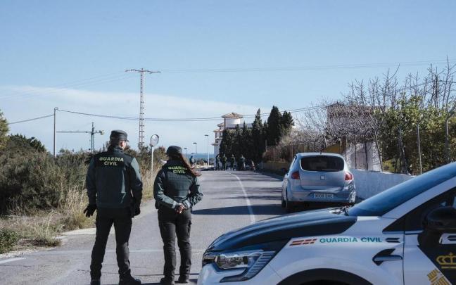 Operativo de la Guardia Civil en los alrededores de la vivienda en Elche.