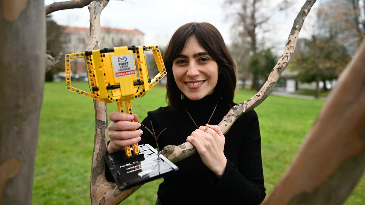 Roberta Vicente Barreras con un trofeo de la First Lego League.