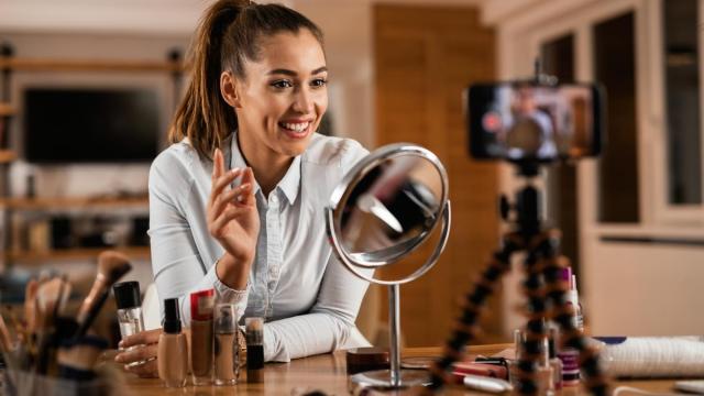 Una influencer, grabándose con el teléfono móvil.