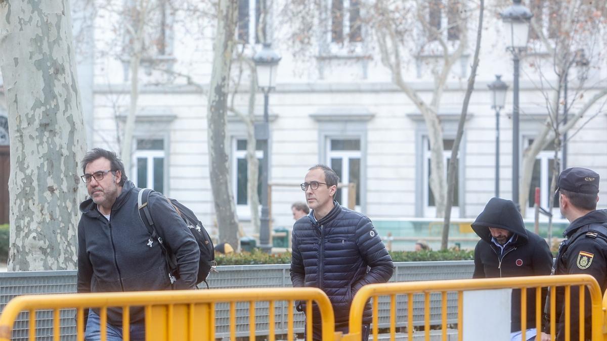 El empresario Íñigo Rotaetxe (d), junto al hermano de Koldo García, Joseba García (i), a su salida de la Audiencia Nacional.