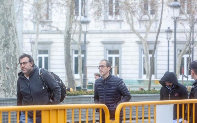 El empresario Íñigo Rotaetxe (d), junto al hermano de Koldo García, Joseba García (i), a su salida de la Audiencia Nacional. / EP El empresario Íñigo Rotaetxe (d), junto al hermano de Koldo García, Joseba García (i), a su salida de la Audiencia Nacional.