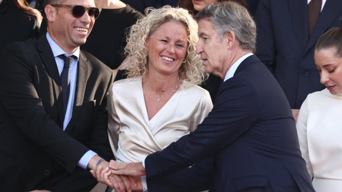 El presidente del PP, Alberto Núñez Feijóo (d), y la portavoz de la Ejecutiva Federal del PSOE, Montse Mínguez.