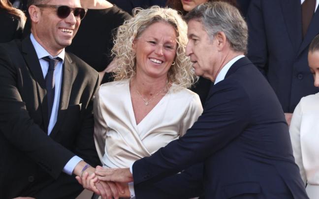 El presidente del PP, Alberto Núñez Feijóo (d), y la portavoz de la Ejecutiva Federal del PSOE, Montse Mínguez.