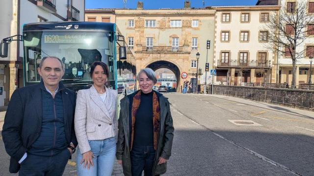 La diputada de Movilidad, Azahara Domínguez, anuncia la incorporación de nuevas expediciones entre Elgeta y Bergara.