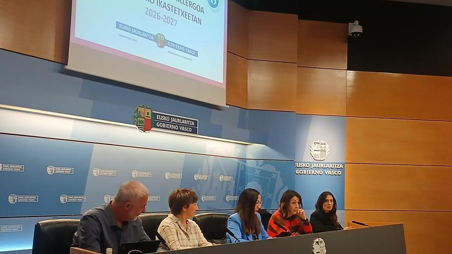 La consejera vasca de Educación, Begoña Pedrosa, junto a los directores Idoia Pujana Uriarte , Lorea Gabiola Anakabe y Joseba Zabala Martin