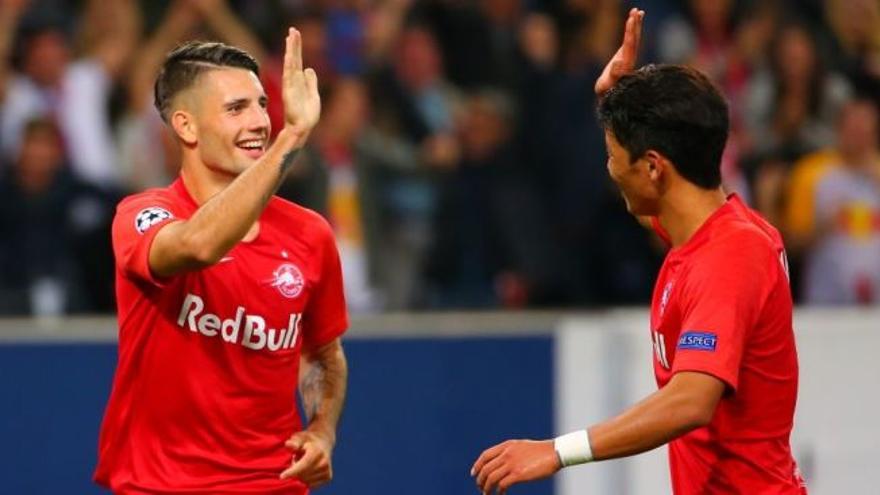 Szoboszlai y el coreano Hee-Chan celebran un gol con la camiseta del Red Bull Salzburgo