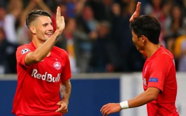 Szoboszlai y el coreano Hee-Chan celebran un gol con la camiseta del Red Bull Salzburgo