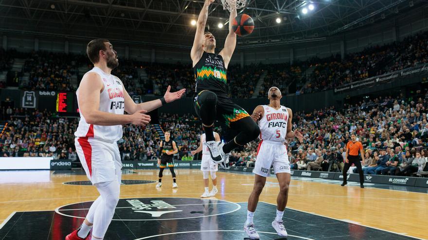 Emir Sulejmanovic se cuelga del aro del Bàsquet Girona.