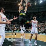 Emir Sulejmanovic se cuelga del aro del Bàsquet Girona.