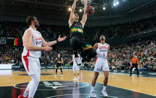 Emir Sulejmanovic se cuelga del aro del Bàsquet Girona.