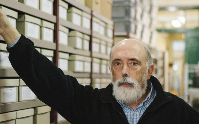 Francisco Etxeberria posa rodeado de pruebas.