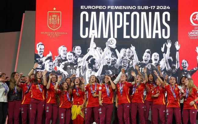 Las jugadoras de la selección femenina sub-17, celebrando la Eurocopa. / RFEF