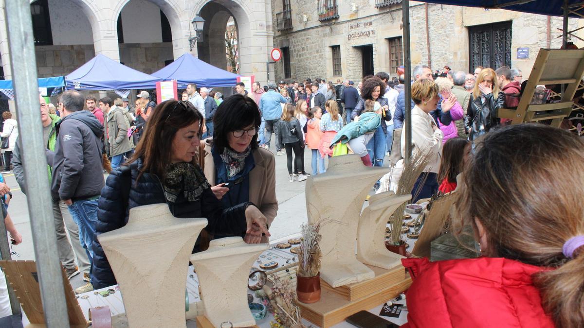El público visita los puestos de artesanía que ambientan la plaza San Martín en una pasada edición de la feria.