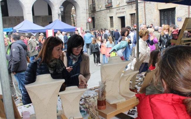 El público visita los puestos de artesanía que ambientan la plaza San Martín en una pasada edición de la feria. / Anabel Dominguez. El público visita los puestos de artesanía que ambientan la plaza San Martín en una pasada edición de la feria.
