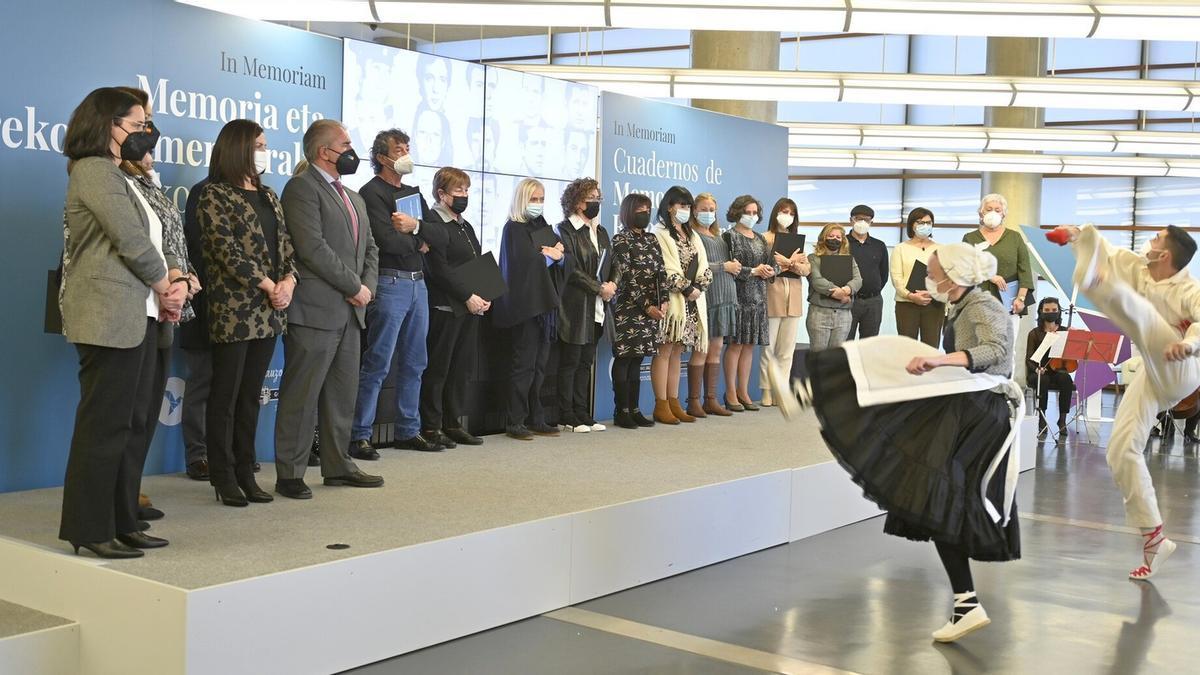 Primera entrega de los cuadernos de Memoria y Reconocimiento, en diciembre de 2021 en la Universidad de Deusto.