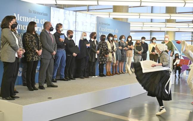 Primera entrega de los cuadernos de Memoria y Reconocimiento, en diciembre de 2021 en la Universidad de Deusto.