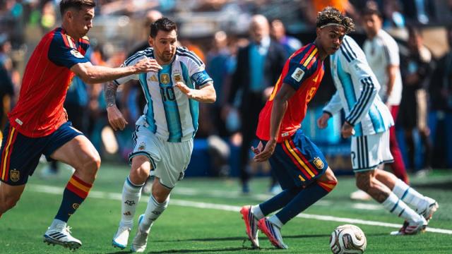 Leo Messi y Lamine Yamal observan el balón en presencia de Fabián Ruiz durante la final del Mundial.