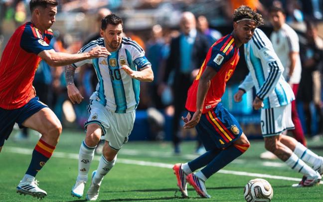 Leo Messi y Lamine Yamal observan el balón en presencia de Fabián Ruiz durante la final del Mundial.