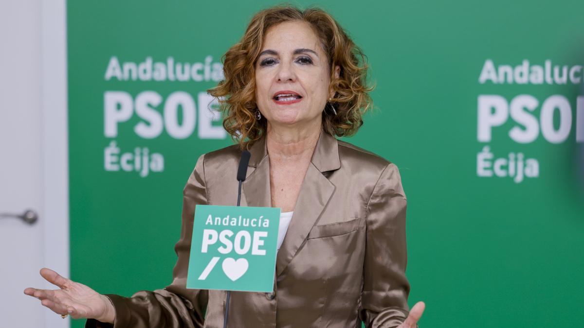 La vicepresidenta primera del Gobierno español, ministra de Hacienda y secretaria general del PSOE de Andalucía, María Jesús Montero, durante el acto en Écija (Sevilla).